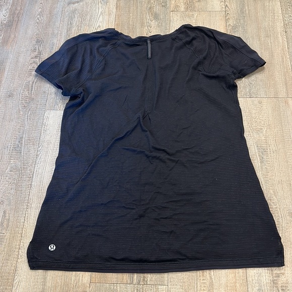 Lululemon tee - Picture 4 of 5